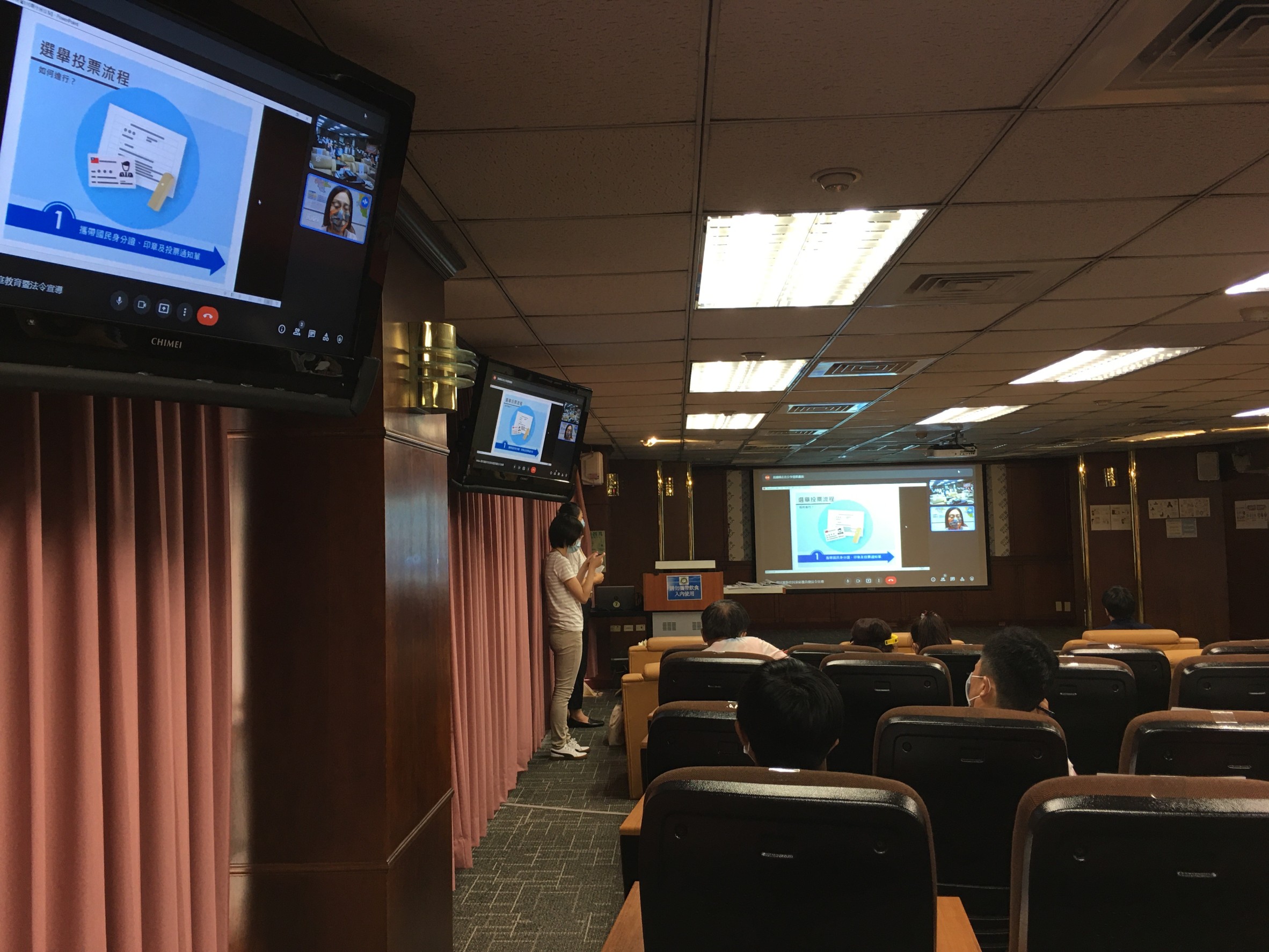 Chi Kai-Chien, the leader of the Taipei City Election Commission, explained to the new immigrants through online video to bring their national ID card as part of the relevant regulations for future referendums. (Photo/Provided by Taipei City Service Station)